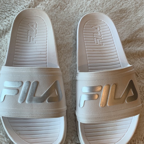 Fila slides - Picture 2 of 5